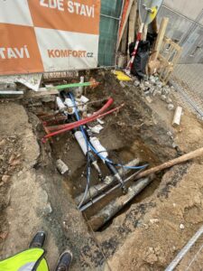 Tahání HDPE chráničky na Spolková 8 v Brně