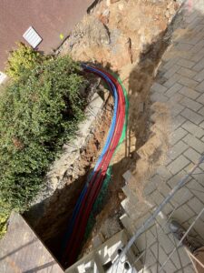 Svázání jednotlivých trubek a chrániček ve výkopu. Venkovní rozvody.