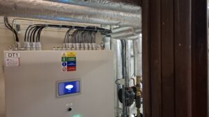 Zvonařka 16, rekonstrukce výměníkové stanice, teplárny Brno. Rekonstrukce horkovodu a páry. Mýnská. Popisky rozvaděče.