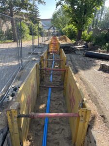 HDPE Dělostřelecká, trasa venkovních rozvodů na vypískovaném loži dle technického postupu a zadávací dokumentace.