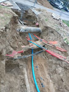 Venkovní rozvody HDPE + roztahání optiky na Bednaříkove a Hochmanove. Související práce a dodávka materiálu pro integraci do rozvaděče. Odečty tepla.