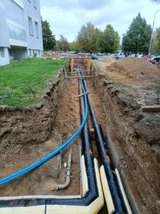 Venkovní rozvody HDPE + roztahání optiky na Bednaříkove a Hochmanove. Související práce a dodávka materiálu pro integraci do rozvaděče. Odečty tepla.